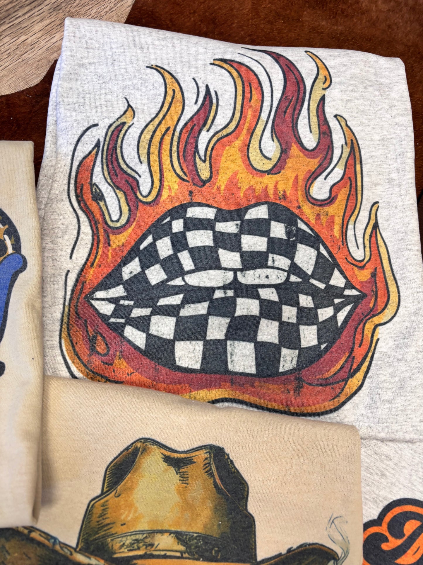 CHECKERED FLAME LIPS TEE